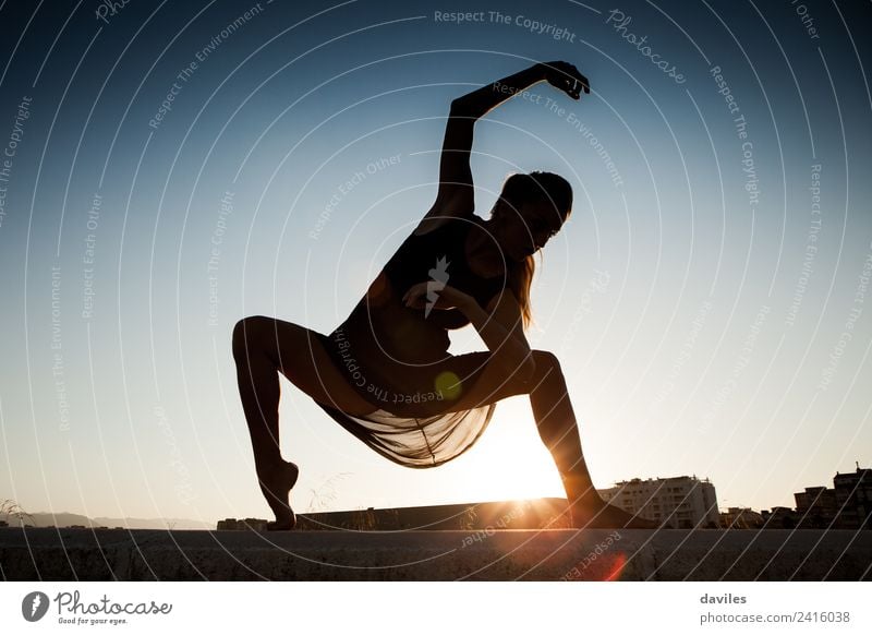 Frau bewegt und tanzt Ballett gegen einen blauen Himmel, bilden eine Silhouette. Lifestyle Freude Körper Sommer Sonne Tanzen Fitness Sport-Training Mensch