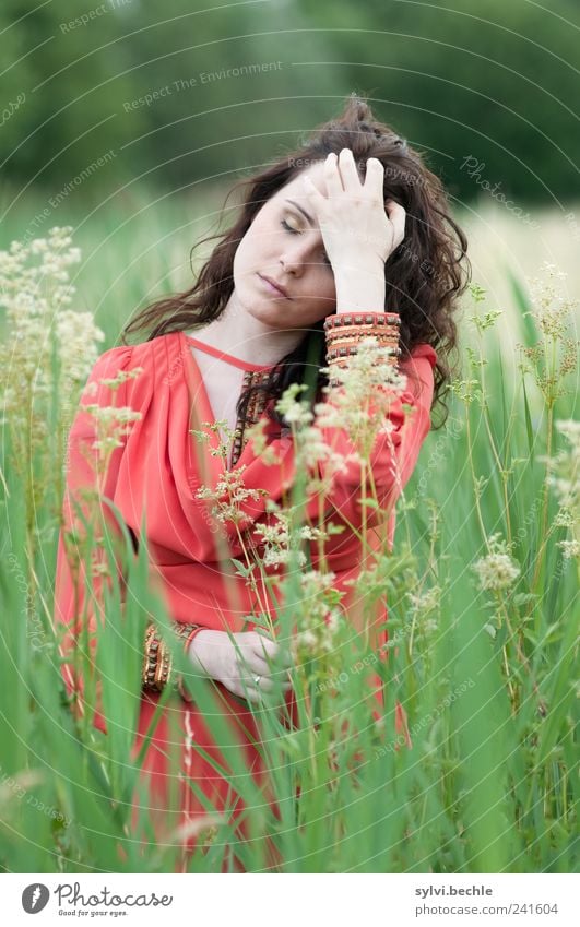 behutsam elegant Stil schön harmonisch Wohlgefühl Erholung ruhig Mensch feminin Junge Frau Jugendliche Leben 18-30 Jahre Erwachsene Umwelt Natur Pflanze Gras