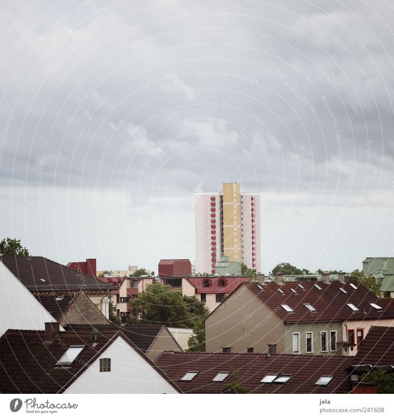 alles wie immer Himmel Wolkenloser Himmel Baum Stadt Haus Hochhaus Bauwerk Gebäude Architektur Dach trist Farbfoto Außenaufnahme Menschenleer Textfreiraum oben