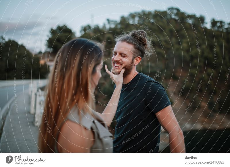 Cooles Paar, das im Freien zusammenarbeitet. Lifestyle Freude Mensch Frau Erwachsene Mann Freundschaft Hand Natur Wald Brücke Vollbart Lächeln lachen Liebe