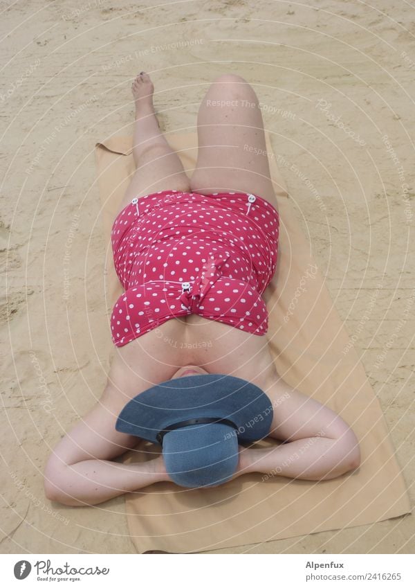 Lebensart | Pünktchen im Sand Mensch feminin Frau Erwachsene 1 45-60 Jahre Schwimmen & Baden Denken Erholung genießen liegen schlafen Erotik Glück maritim