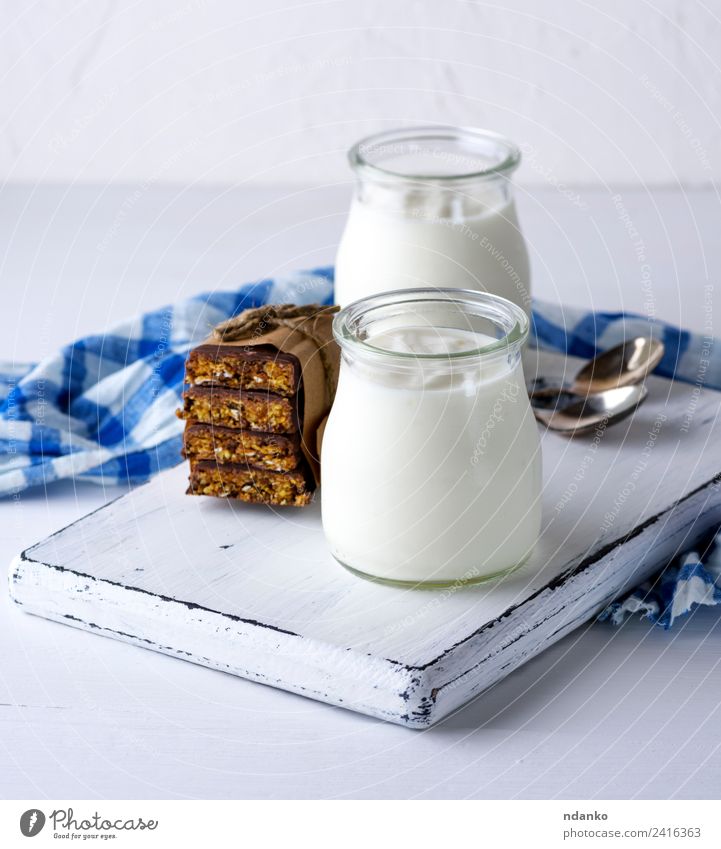 hausgemachter Joghurt im Glasglas Milcherzeugnisse Ernährung Frühstück Diät Löffel Tisch Holz frisch blau weiß Griechen Snack Lebensmittel Gesundheit Serviette