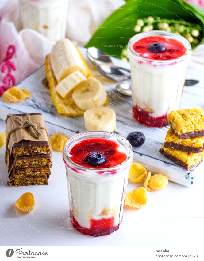 hausgemachter Joghurt Milcherzeugnisse Marmelade Ernährung Frühstück Diät Getränk Glas Tisch Blume Holz Essen frisch natürlich oben rot weiß Tradition