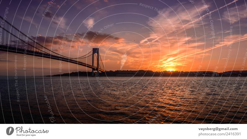 Sonnenuntergang über der Verrazano Brücke, aufgenommen in Brooklyn, NY Umwelt Natur Landschaft Urelemente Wasser Himmel Wolken Nachthimmel Horizont