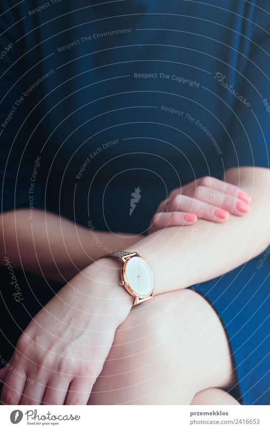 Elegante Frau im blauen Kleid und goldener Armbanduhr. Lifestyle elegant Stil Uhr Business Mensch Junge Frau Jugendliche Erwachsene Körper Hand 1 18-30 Jahre