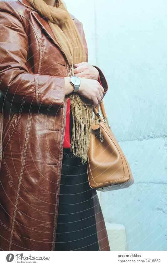 Frau mit Ledermantel und silberner Armbanduhr Lifestyle elegant Stil Uhr Mensch Junge Frau Jugendliche Erwachsene Körper 1 18-30 Jahre Mode Bekleidung Mantel