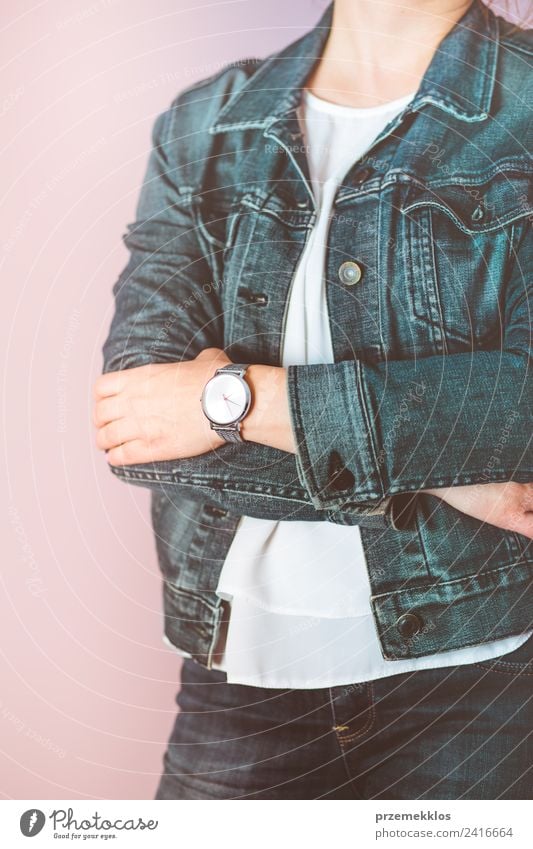 Frau trägt eine silberne Armbanduhr und eine Jeansjacke. Lifestyle elegant Stil Leben Uhr Mensch Junge Frau Jugendliche Erwachsene Körper 18-30 Jahre Mode