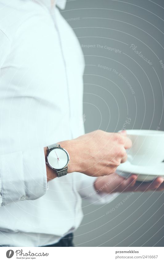 Junger Mann im weißen Hemd mit einer Tasse Kaffee. Lifestyle elegant Stil Leben Uhr Business Mensch Junge Frau Jugendliche Erwachsene Körper Hand 1 Mode