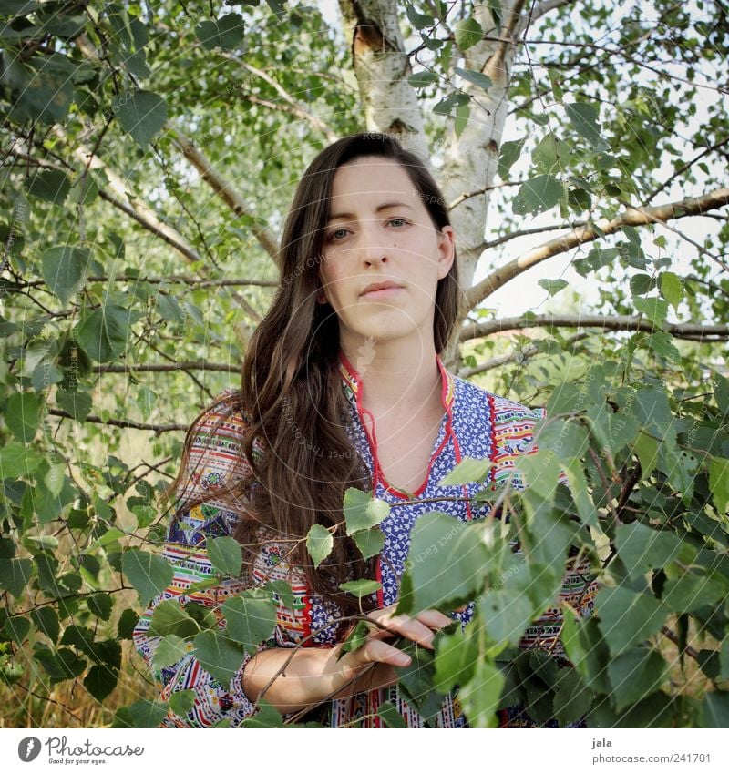 natur | 01 Mensch feminin Frau Erwachsene 30-45 Jahre Natur Pflanze Baum Birke Haare & Frisuren brünett langhaarig Blick stehen Farbfoto Außenaufnahme Tag