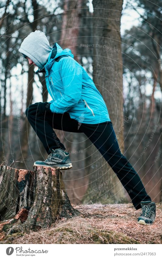 Junger Mann, der sich im Wald im Freien bewegt. Lifestyle sportlich Fitness Leben Erholung Freizeit & Hobby Winter Sport Joggen Mensch Jugendliche Erwachsene 1