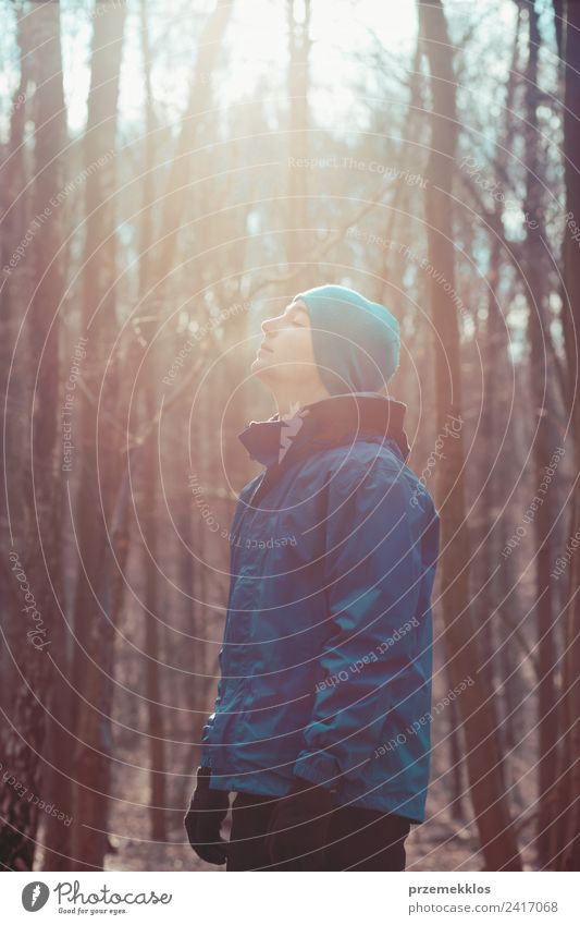 Junger Mann entspannt sich während des Trainings im Wald im Freien. Lifestyle sportlich Fitness Leben Erholung Freizeit & Hobby Winter Sport Sport-Training