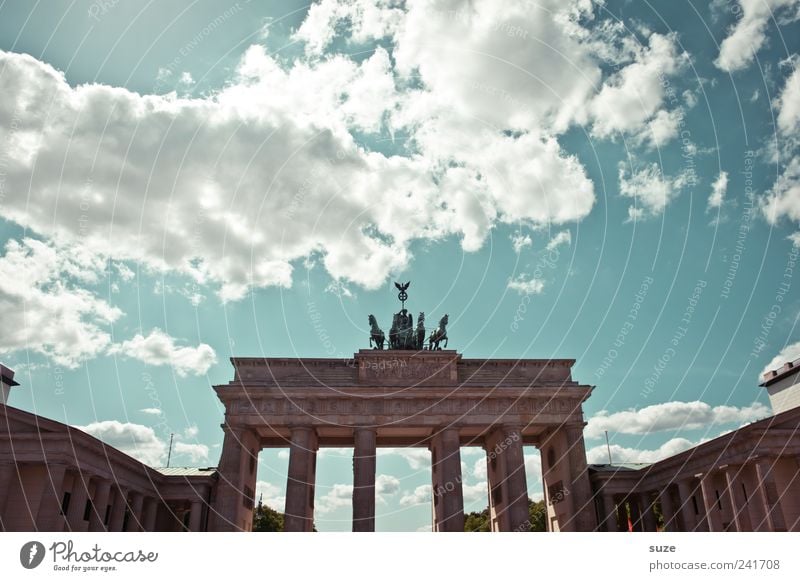 Klassisch Tourismus Sightseeing Städtereise Kunst Skulptur Kultur Umwelt Himmel Wolken Schönes Wetter Hauptstadt Platz Tor Bauwerk Architektur Sehenswürdigkeit