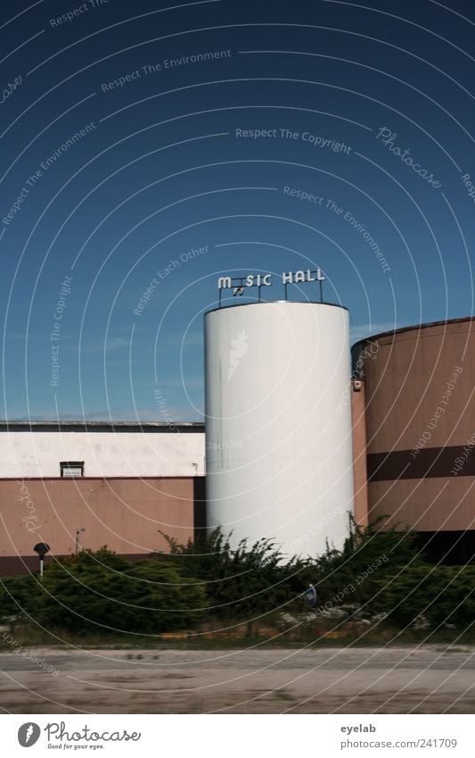 M SIC HALL Wolkenloser Himmel Pflanze Stadtrand Haus Industrieanlage Fabrik Turm Bauwerk Gebäude Architektur Mauer Wand Fassade Fenster Stein Beton Zeichen