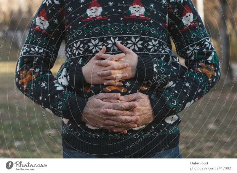 Paar Weihnachten Lifestyle Glück schön Sonne Winter Feste & Feiern Frau Erwachsene Familie & Verwandtschaft Hand Wald Handschuhe Herz Liebe niedlich retro rot