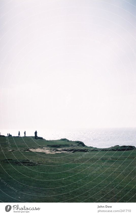 Reminisce the Englishness Ausflug Ferne Freiheit Mensch Gras Hügel Felsen Küste Strand Bucht Riff Meer Insel Heimweh Fernweh Unendlichkeit analog Vignettierung