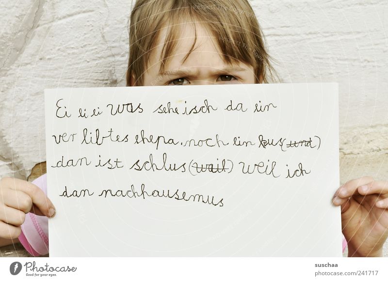 schriftstellerin .. Kind Mädchen Kindheit Kopf Haare & Frisuren Gesicht Hand 3-8 Jahre Papier Zettel Schriftzeichen Blick klug Stolz Auge Wand lernen schreiben