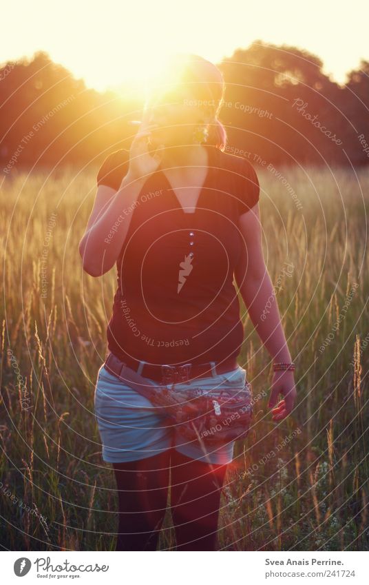 sommer. feminin Junge Frau Jugendliche 1 Mensch 18-30 Jahre Erwachsene Umwelt Schönes Wetter T-Shirt Zopf genießen Rauchen Sommer sommerlich Farbfoto