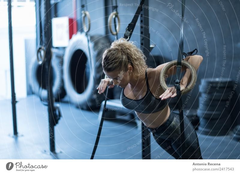 Ausgereiftes Damenring-Training Sport Fitness Sport-Training Leichtathletik Frau Erwachsene sportlich stark Sporthalle Crossfit Gewichte Übungen passen Menschen