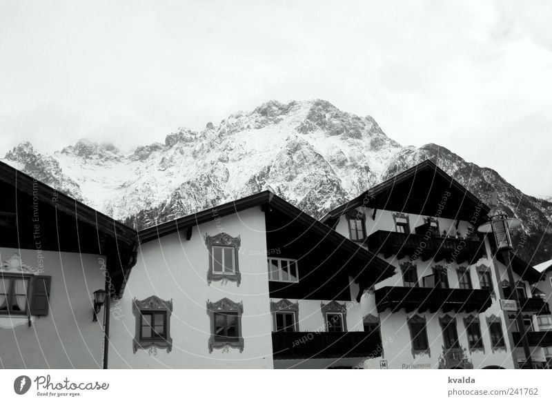 Bergsicht Ferien & Urlaub & Reisen Ausflug Städtereise Schnee Winterurlaub Berge u. Gebirge wandern kalt weiß Haus Alpen Bayern Dachgiebel Balkon Fenster