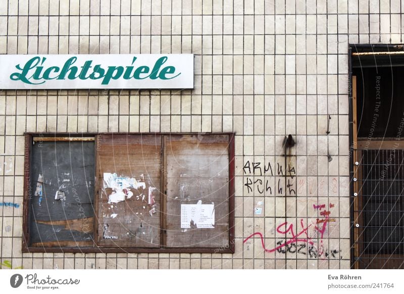 Lichtspiele Theater Kultur Kino Menschenleer Haus Bauwerk Gebäude Mauer Wand Fassade Tür Schriftzeichen Schilder & Markierungen alt dreckig Originalität retro