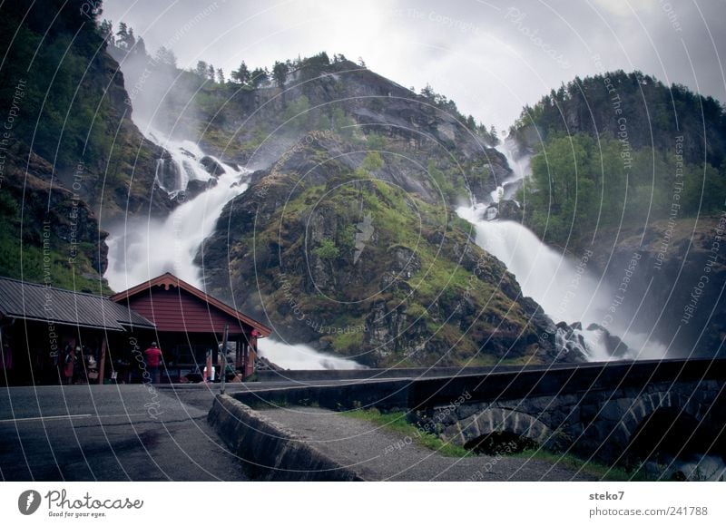 Synchronschäumen schlechtes Wetter Berge u. Gebirge Wasserfall Hütte Straße Brücke grau grün tosend Doppelwasserfall Låtefossen Sehenswürdigkeit Souvenirladen