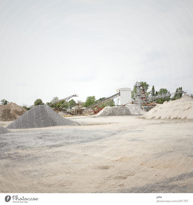 kieswerk Arbeitsplatz Baustelle Unternehmen Himmel Pflanze Baum Stein Sand groß Kieswerk Förderband Platz Hügel Farbfoto Außenaufnahme Menschenleer