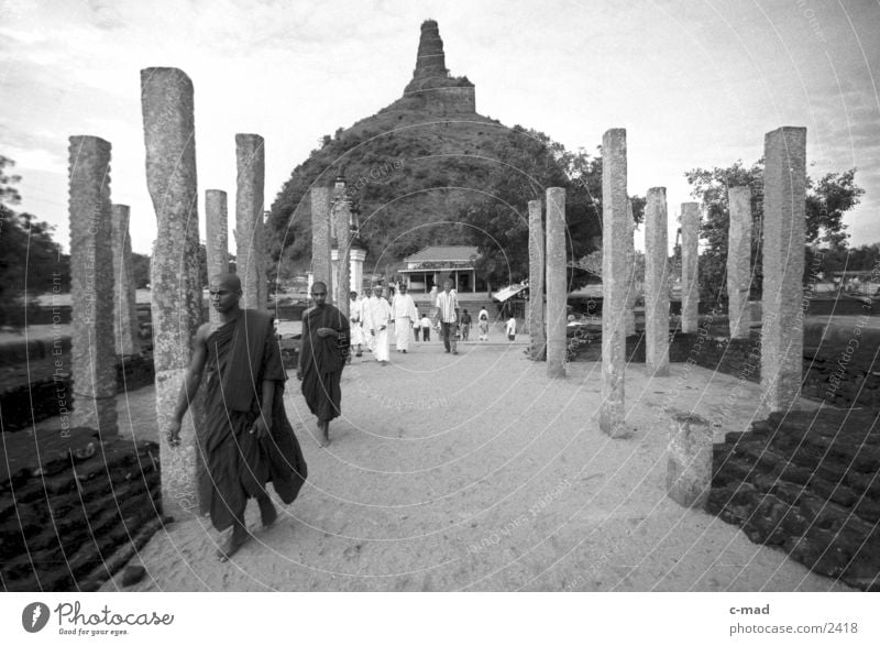 Mönche vor Stupa - Sri Lanka Los Angeles Mensch Schwarzweißfoto Architektur