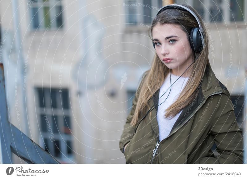 Mädchen hört Musik und sieht dich an. Lifestyle Glück Zufriedenheit Haus Schule Headset Fotokamera Technik & Technologie Mensch feminin Junge Frau Jugendliche