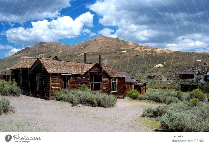 ghost town Dorf Amerika Südwest Einsamkeit Mine Geisterstadt Wolken Wüste karg USA Holzhaus Holzhütte Wolkenhimmel Menschenleer Leerstand Unbewohnt historisch