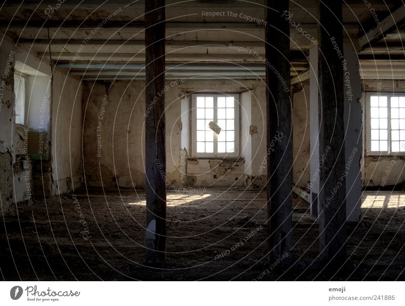 an einem anderen Ort Haus Ruine Mauer Wand Fenster alt dunkel braun HDR Demontage verfallen verwüstet Leerstand Balken Pfosten Farbfoto Gedeckte Farben