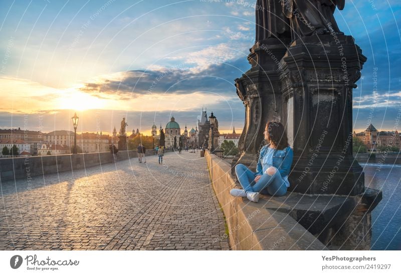 Mädchen beim Betrachten des Sonnenaufgangs auf der Charles Bridge Lifestyle schön Erholung Ferien & Urlaub & Reisen Sommer Frau Erwachsene Kunst Altstadt