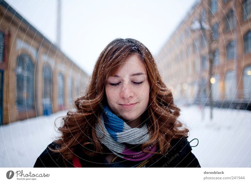 close your eyes. Mensch feminin Junge Frau Jugendliche 1 18-30 Jahre Erwachsene Winter Berlin Deutschland Europa brünett langhaarig Locken Erholung Lächeln