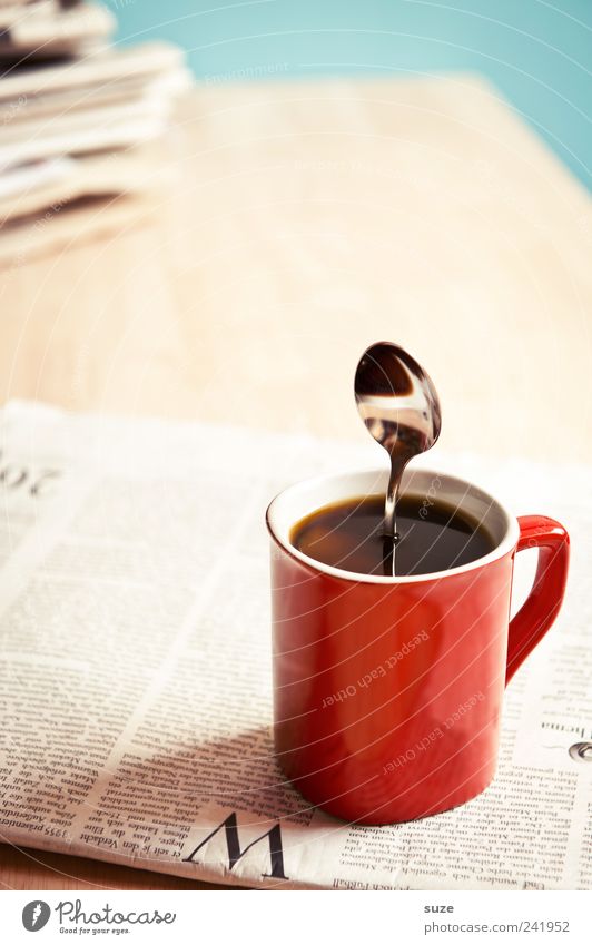 Palim Palim Kaffee Tasse Löffel Tisch Arbeitsplatz Wirtschaft Business Printmedien Zeitung Zeitschrift stehen lustig stark rot schwarz skurril Abo Information