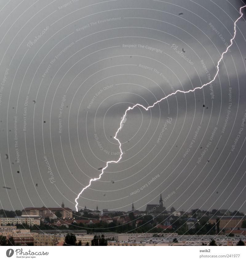 Alternative Energie Urelemente Himmel Gewitterwolken Horizont Sommer Klima schlechtes Wetter Blitze Stadtzentrum bevölkert Haus Kirche Dom bedrohlich dunkel