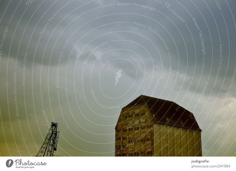 Stralsund Himmel Wolken Gewitterwolken Klima schlechtes Wetter Unwetter Hafenstadt Haus Bauwerk Gebäude Architektur Speicher Kran außergewöhnlich bedrohlich