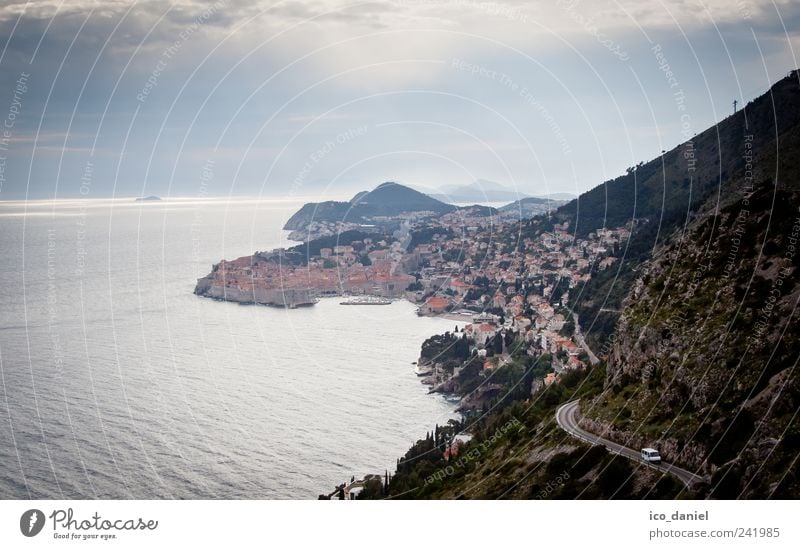 Dubrovnik in Kroatien Ferien & Urlaub & Reisen Tourismus Ausflug Wasser schlechtes Wetter Unwetter Hügel Felsen Meer Europa Stadt Stadtrand Altstadt