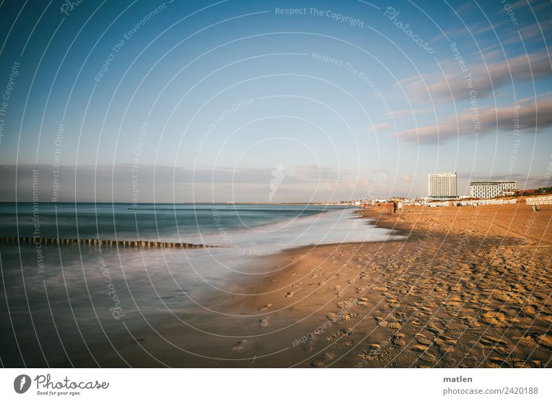 Warnemünde Landschaft Sand Wasser Himmel Wolken Horizont Frühling Schönes Wetter Wellen Küste Strand Ostsee Hafenstadt Hochhaus Leuchtturm Bauwerk blau braun