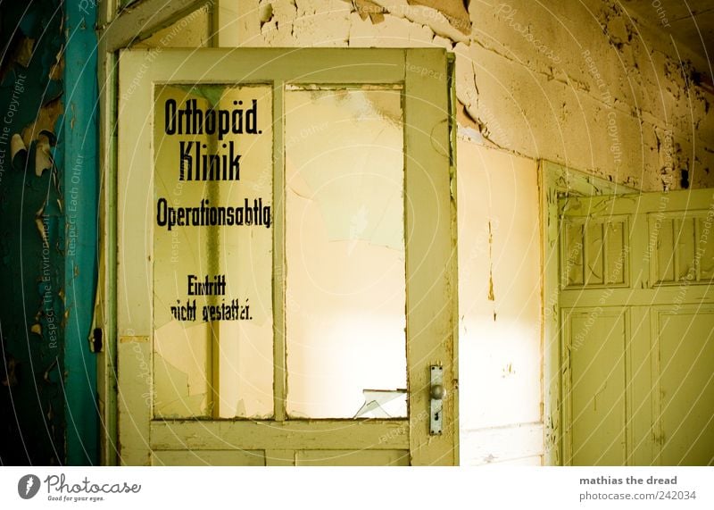 OPERATIONSABTEILUNG Menschenleer Ruine Bauwerk Gebäude Architektur Mauer Wand Fenster Tür Schriftzeichen Schilder & Markierungen alt ästhetisch außergewöhnlich