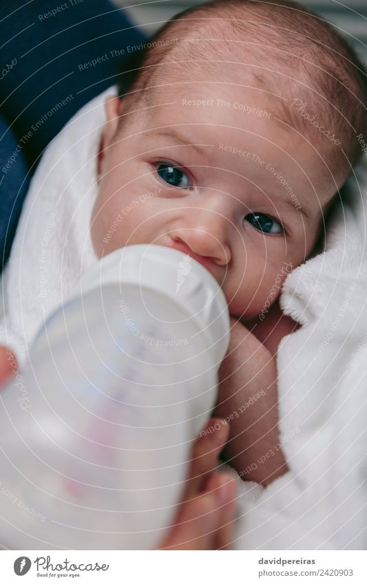 Baby nimmt eine Flasche zum Füttern Essen Lifestyle schön Gesicht Erholung Schlafzimmer Kind Mensch Frau Erwachsene Familie & Verwandtschaft Kindheit füttern