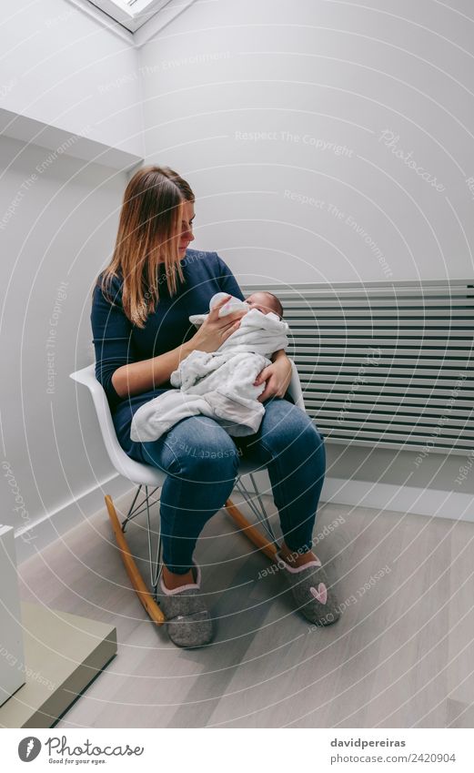 Mutter gibt ihrem Neugeborenen eine Flasche. Essen Lifestyle schön ruhig Schlafzimmer Kind Mensch Baby Frau Erwachsene Familie & Verwandtschaft Kindheit