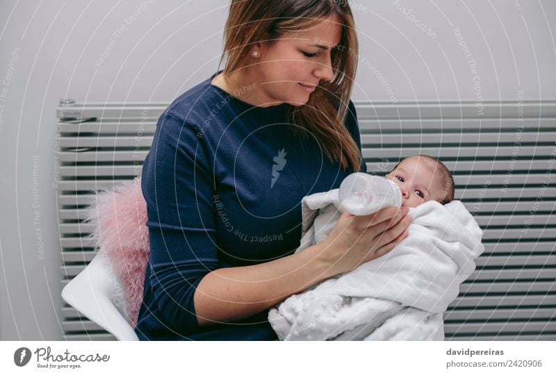 Mutter gibt ihrem Neugeborenen eine Flasche. Essen Lifestyle Glück schön Stuhl Schlafzimmer Kind Mensch Baby Frau Erwachsene Familie & Verwandtschaft Kindheit