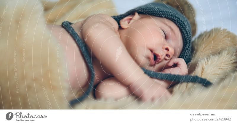 Baby Mädchen mit Pomponhut schlafend schön ruhig Schlafzimmer Kind Mensch Frau Erwachsene Mund Hut Liebe authentisch klein nackt niedlich bequem Leichtigkeit