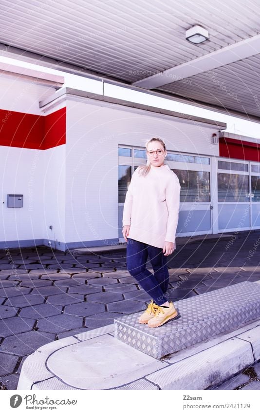 L. in the streets Lifestyle elegant Stil feminin Junge Frau Jugendliche 18-30 Jahre Erwachsene Schönes Wetter Stadt Industrieanlage Mode Jeanshose Pullover