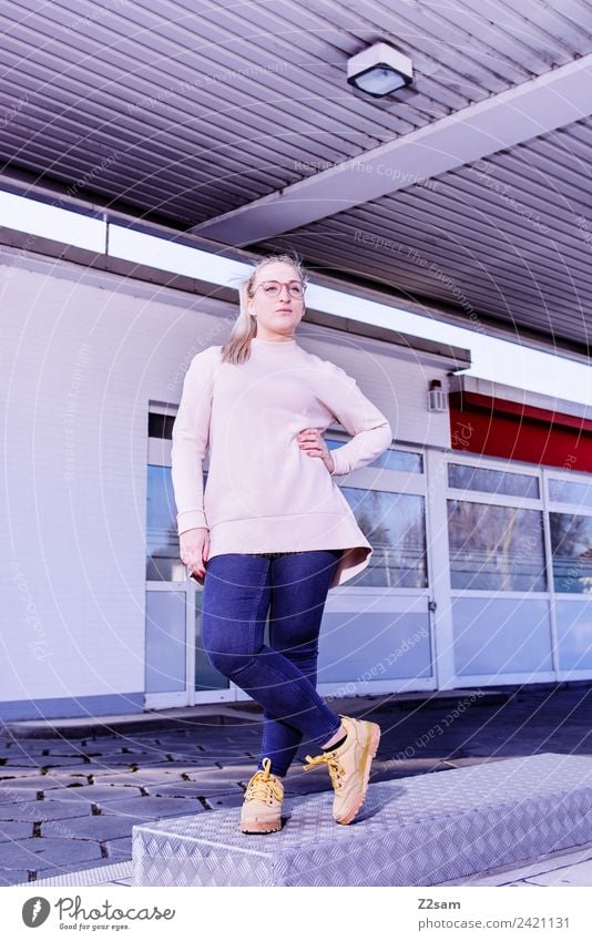 L. in the streets Lifestyle elegant Stil feminin Junge Frau Jugendliche 18-30 Jahre Erwachsene Schönes Wetter Stadt Industrieanlage Mode Jeanshose Pullover