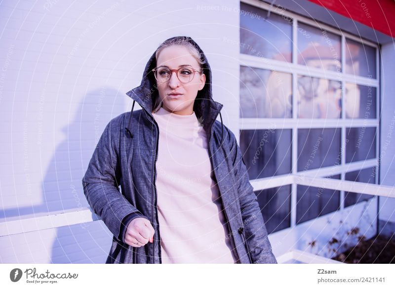 L. in the streets Lifestyle elegant Stil feminin Junge Frau Jugendliche 18-30 Jahre Erwachsene Stadt Industrieanlage Fabrik Mode Kapuzenjacke Brille blond