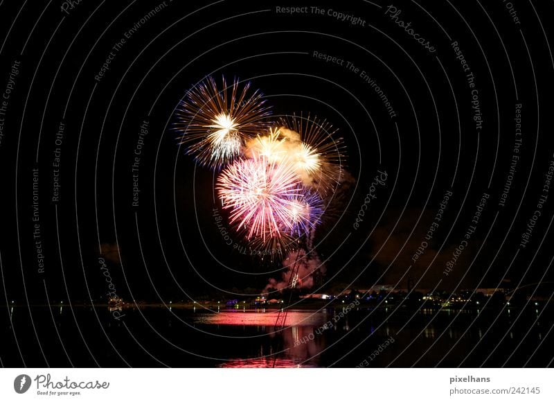 Leuchtkraft Sommer Veranstaltung Feste & Feiern See Feuerwerk Wasser warten blau mehrfarbig gelb gold violett rosa schwarz weiß Freude Explosion Licht Farbfoto