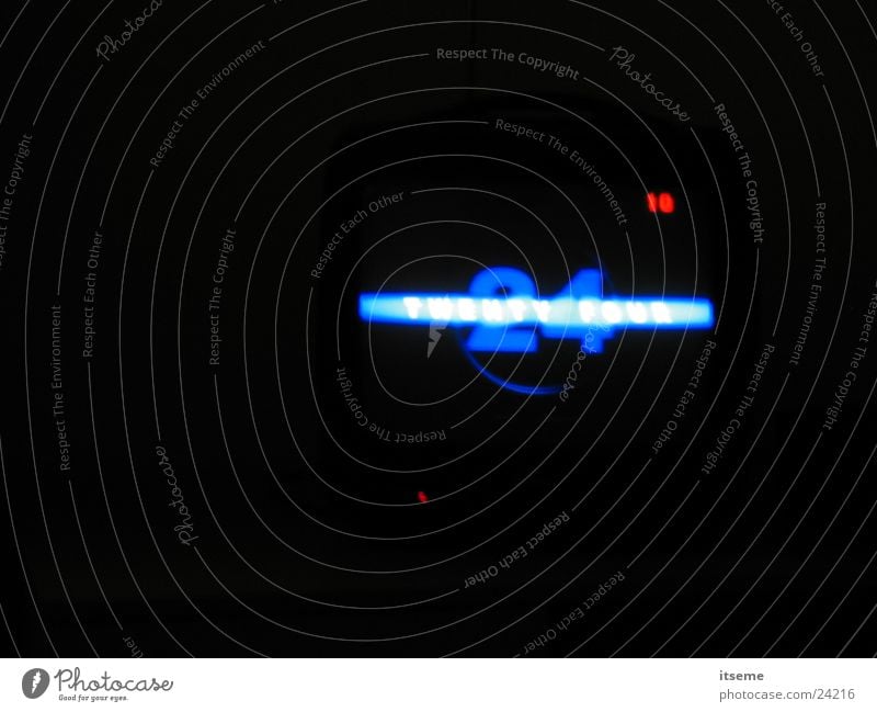 24 Fernseher Fernsehen dunkel schwarz RTL RTL 2 Screen Twenty Four Anzeige