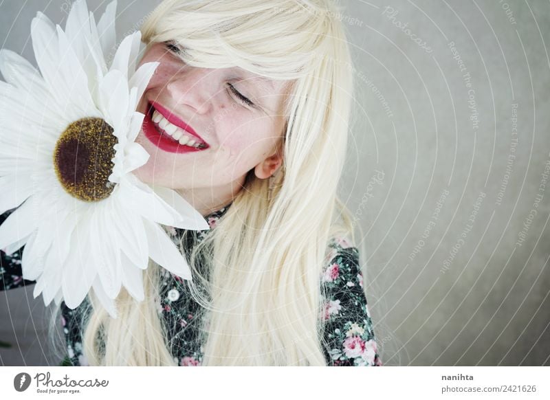 Glückliche blonde Frau, die in der Nähe einer riesigen Blume posiert. Stil Design Freude schön Haare & Frisuren Haut Gesicht Lippenstift Mensch feminin