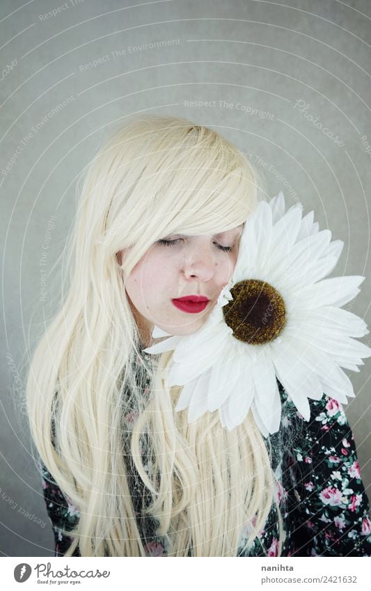 Schöne blonde Frau, die in der Nähe einer riesigen Blume posiert. Lifestyle Stil Design schön Haare & Frisuren Haut Gesicht Sinnesorgane Erholung Duft Mensch