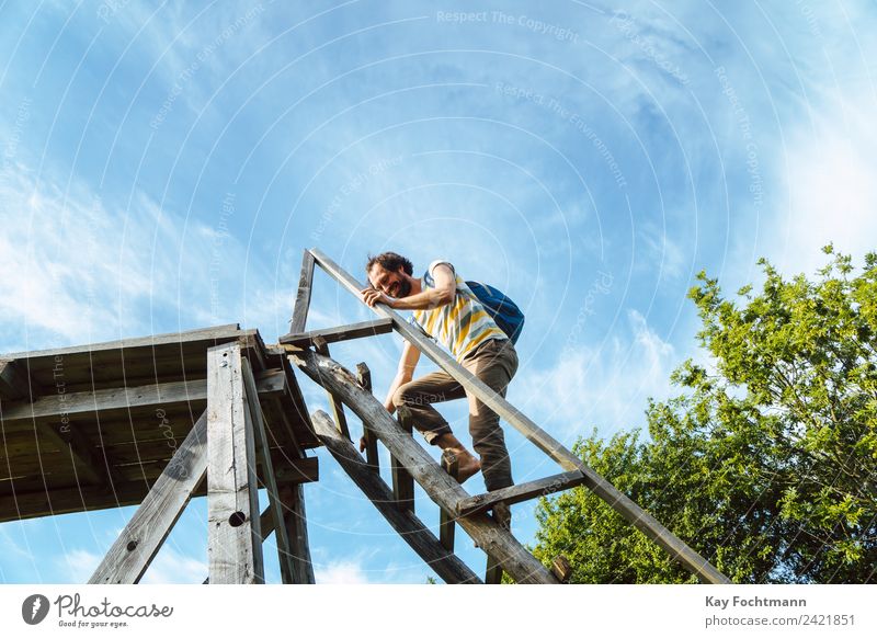 Junger Mann klettert auf einen Hochsitz Lifestyle Freude Leben Wohlgefühl Zufriedenheit Erholung Freizeit & Hobby Ferien & Urlaub & Reisen Ausflug Freiheit